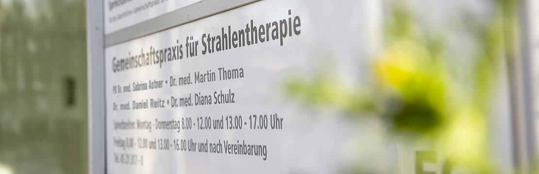 Praxisschild Gemeinschaftspraxis für Strahlentherapie Nymphenburg.